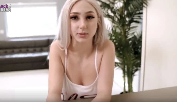 Падчерица с большими сиськами сделала отчиму долгий отсос