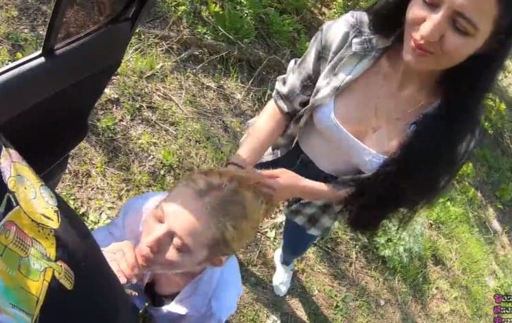 Подруга проиграла спор и отсасывает попутчику