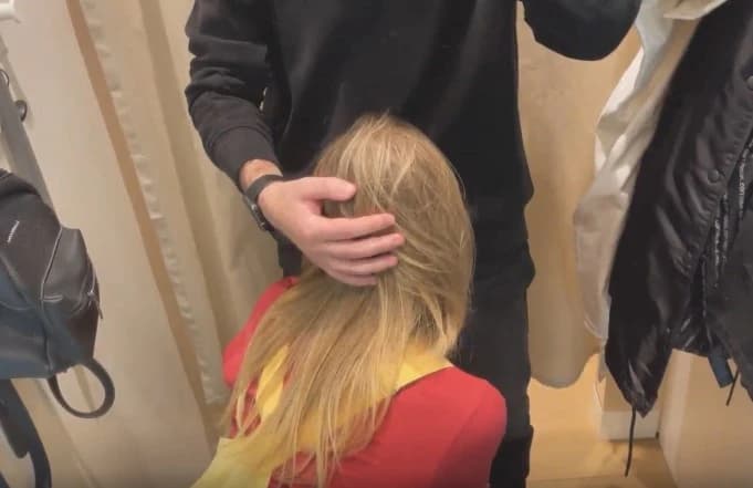 Потрахалась в примерочной и ушла без покупок
