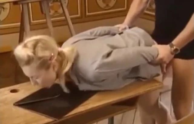 Препод резко вогнал член в задницу студентки