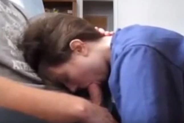 Дочка просит отчима научить её сосать член, пока мамы нет дома